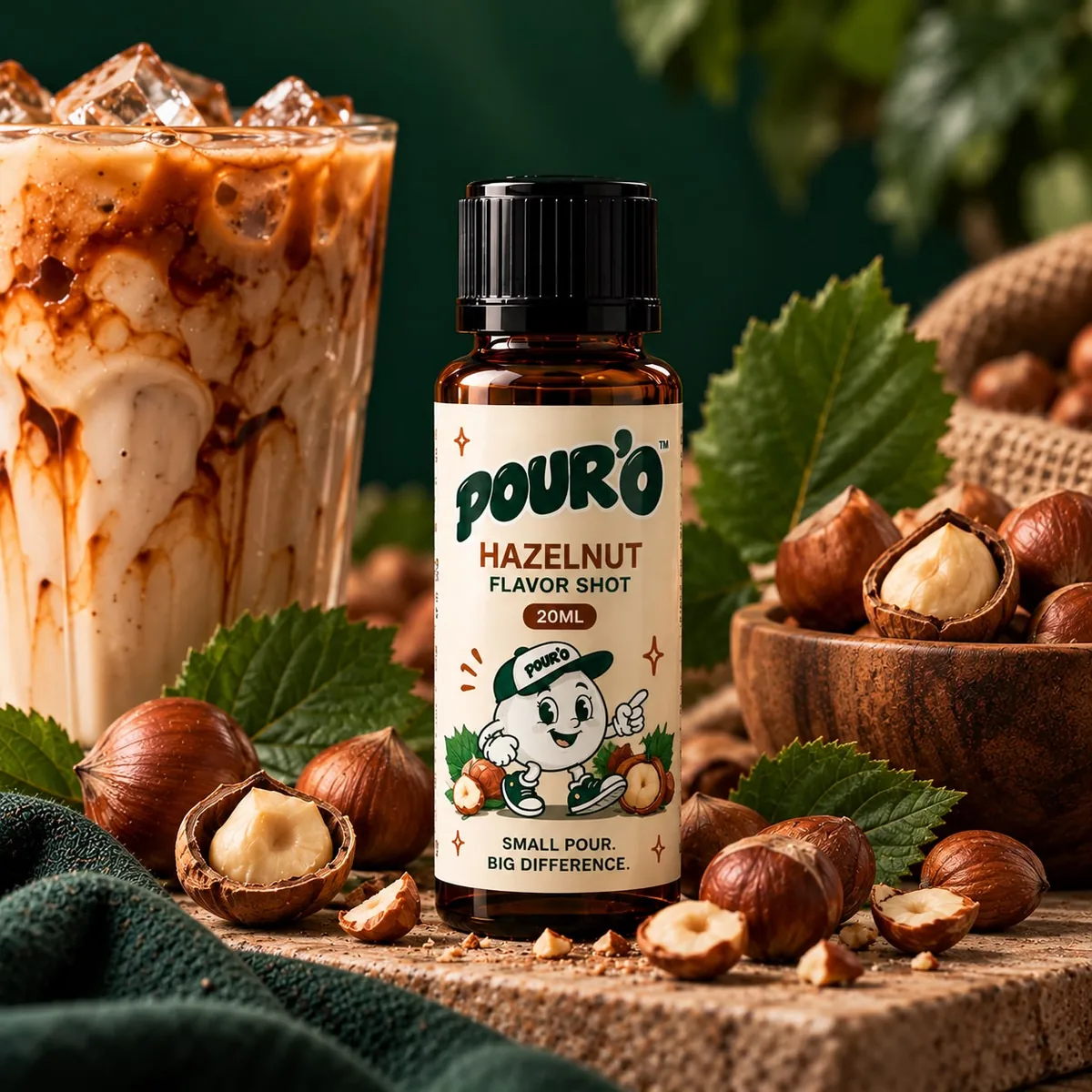 POUR'O Hazelnut Flavor Shot 20 ml şişesi, fındıklar ve buzlu latte ile