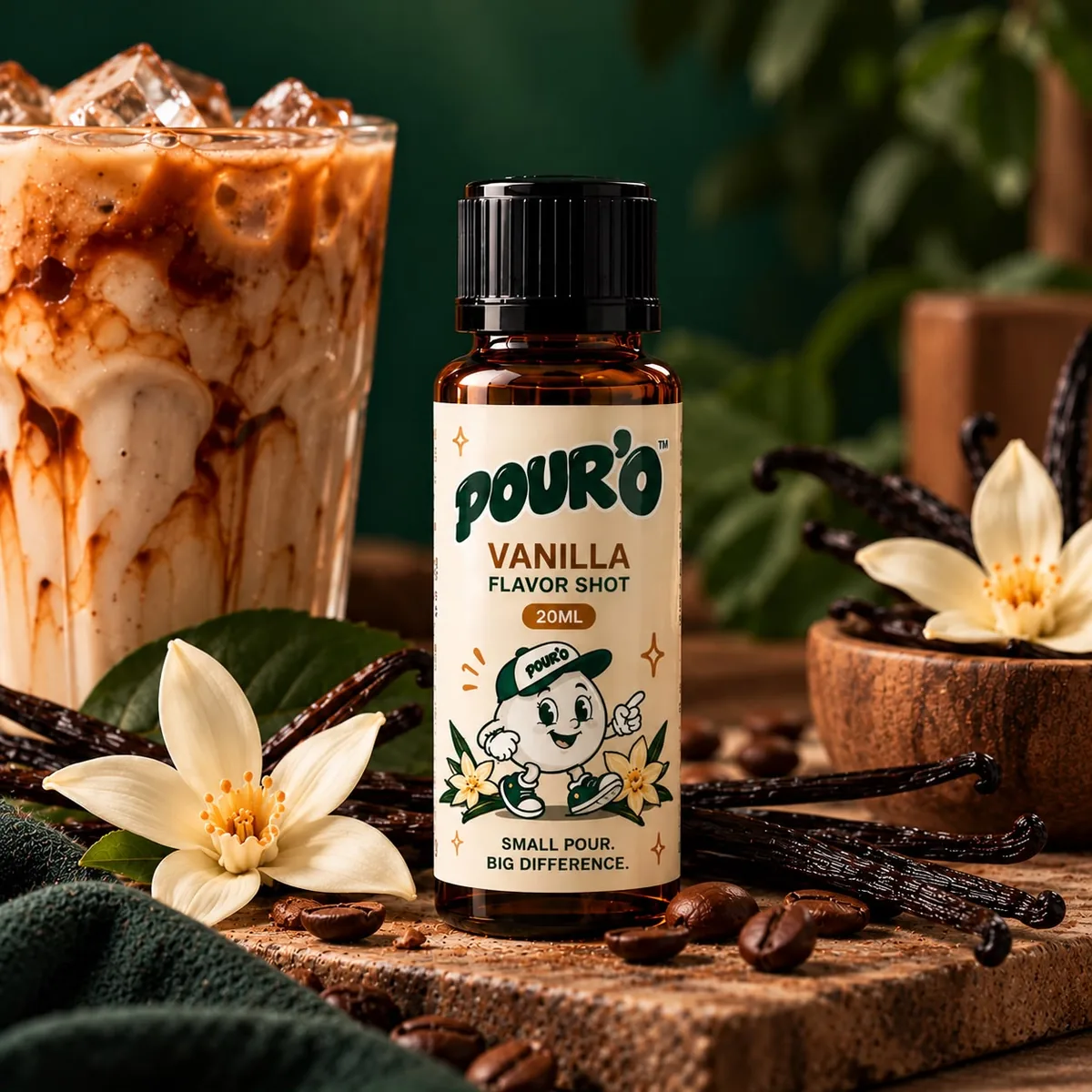 POUR'O Vanilla Flavor Shot 20 ml şişesi, vanilya çiçekleri ve buzlu latte ile